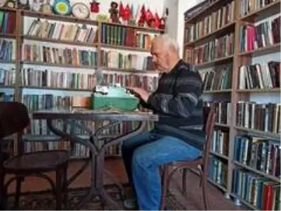 Evinin odasını 7 bin kitaplı kütüphaneye çevirdi Evinin odasını 7 bin kitaplı kütüphaneye çevirdi