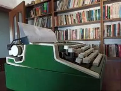 Evinin odasını 7 bin kitaplı kütüphaneye çevirdi Evinin odasını 7 bin kitaplı kütüphaneye çevirdi