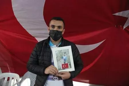 Evlat nöbetindeki baba: HDP'nin iç yüzünü artık herkes görsün Evlat nöbetindeki baba: HDP'nin iç yüzünü artık herkes görsün