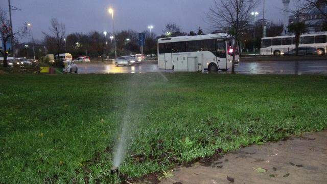 İBB, barajlardaki doluluk oranının alarm vermesine rağmen yağmurlu havada çimleri suladı