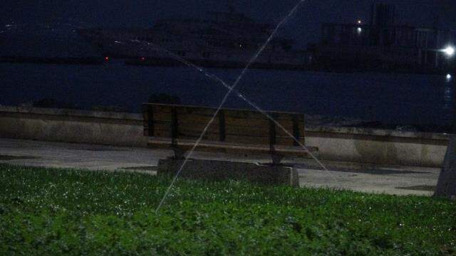 İBB, barajlardaki doluluk oranının alarm vermesine rağmen yağmurlu havada çimleri suladı