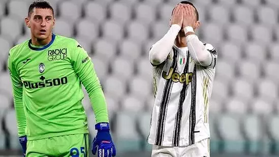 Juventus, Ronaldo'nun penaltı kaçırdığı maçta Atalanta ile 1-1 berabere kaldı Juventus, Ronaldo'nun penaltı kaçırdığı maçta Atalanta ile 1-1 berabere kaldı