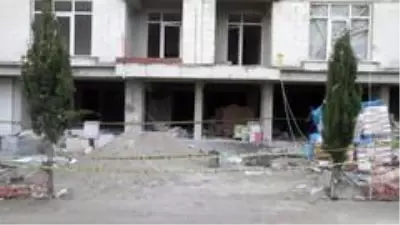 Karaman'da 11 katlı inşaatın çatısından düşen işçi öldü Karaman'da 11 katlı inşaatın çatısından düşen işçi öldü