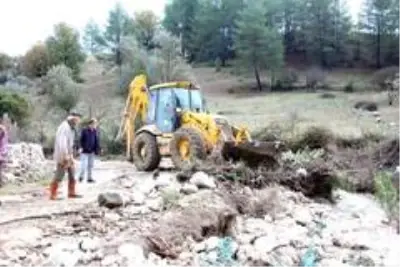 Kaş'ta belediye ekipleri zarar gören bölgede Kaş'ta belediye ekipleri zarar gören bölgede