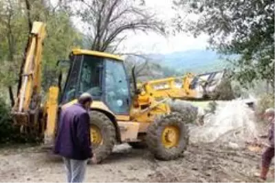 Kaş'ta belediye ekipleri zarar gören bölgede Kaş'ta belediye ekipleri zarar gören bölgede