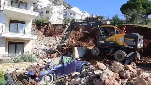 Kaş'ta göçük altında kalan otomobil çıkarıldı Kaş'ta göçük altında kalan otomobil çıkarıldı