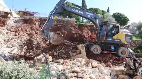 Kaş'ta göçük altında kalan otomobil çıkarıldı Kaş'ta göçük altında kalan otomobil çıkarıldı