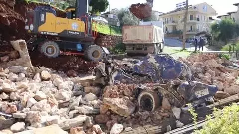 Kaş'ta göçük altında kalan otomobil çıkarıldı Kaş'ta göçük altında kalan otomobil çıkarıldı