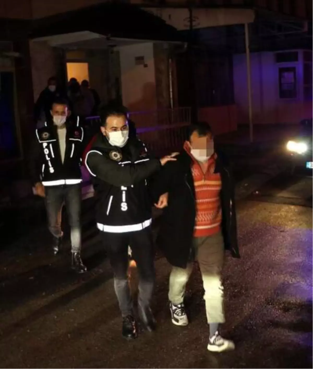 Kayseri'de uyuşturucu partisi düzenlenen eve polis baskını: 8 gözaltı