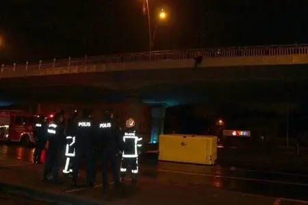 Viyadük korkuluklarına çıkıp intihara kalkıştı! Vazgeçirmek hiç de kolay olmadı