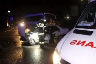 - Kocaeli'de iki otomobil çarpıştı: 1'i ağır 3 yaralı - Kocaeli'de iki otomobil çarpıştı: 1'i ağır 3 yaralı