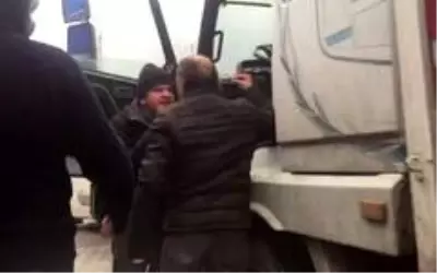 Son Dakika | Limanda şoförlerin 'kim önce geldi' kavgası kamerada Son Dakika | Limanda şoförlerin 'kim önce geldi' kavgası kamerada