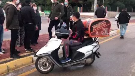 Motosikletli kapkaççılar, yürüyüşe çıkan kadının çantasını çaldı Motosikletli kapkaççılar, yürüyüşe çıkan kadının çantasını çaldı