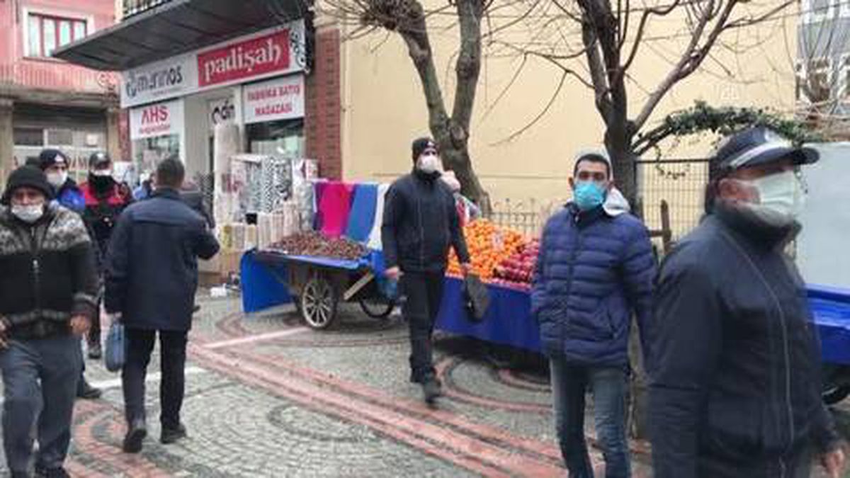Önünde kuyruk oluşan seyyar satıcılara ceza