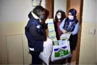 - Pandemide evlerde örülen giysiler, muhtaç ailelere dağıtılıyor - Pandemide evlerde örülen giysiler, muhtaç ailelere dağıtılıyor