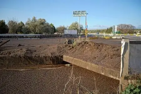Pirina fabrikası depolama havuzunun duvarı yıkıldı, tonlarca atık çevreye yayıldı