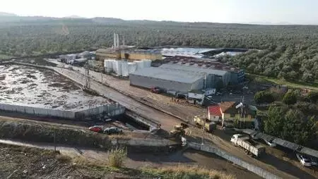 Pirina fabrikası depolama havuzunun duvarı yıkıldı, tonlarca atık çevreye yayıldı