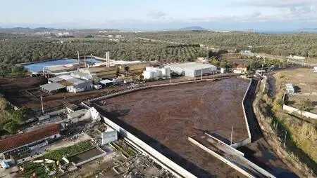 Pirina fabrikası depolama havuzunun duvarı yıkıldı, tonlarca atık çevreye yayıldı
