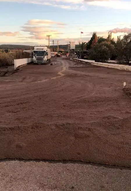 Pirina fabrikası depolama havuzunun duvarı yıkıldı, tonlarca atık çevreye yayıldı
