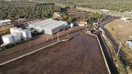Pirina fabrikası depolama havuzunun duvarı yıkıldı, tonlarca atık çevreye yayıldı