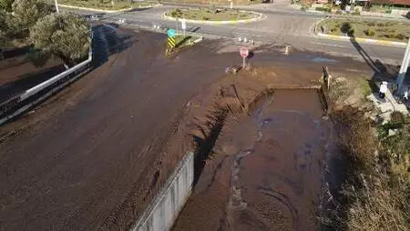 Pirina fabrikası depolama havuzunun duvarı yıkıldı, tonlarca atık çevreye yayıldı