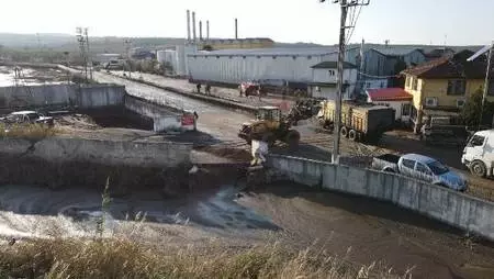 Pirina fabrikası depolama havuzunun duvarı yıkıldı, tonlarca atık çevreye yayıldı