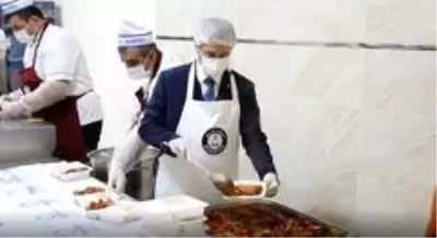 Şahinbey'den karantinadaki vatandaşlara sıcak yemek ve gıda paketi Şahinbey'den karantinadaki vatandaşlara sıcak yemek ve gıda paketi