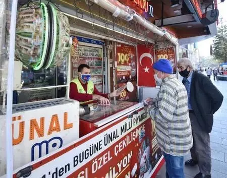Şanslı ilçe Muratpaşa'da yılbaşı çekilişi hareketliliği yaşanıyor