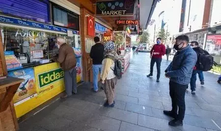 Şanslı ilçe Muratpaşa'da yılbaşı çekilişi hareketliliği yaşanıyor