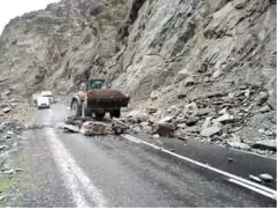 Şırnak'ta heyelan: Kaya parçalarının düştüğü yol trafiğe kapandı Şırnak'ta heyelan: Kaya parçalarının düştüğü yol trafiğe kapandı