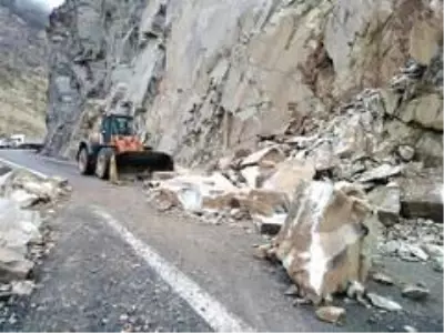 Şırnak'ta heyelan: Kaya parçalarının düştüğü yol trafiğe kapandı Şırnak'ta heyelan: Kaya parçalarının düştüğü yol trafiğe kapandı
