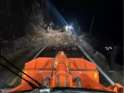 Şırnak'ta heyelan: Kaya parçalarının düştüğü yol trafiğe kapandı Şırnak'ta heyelan: Kaya parçalarının düştüğü yol trafiğe kapandı