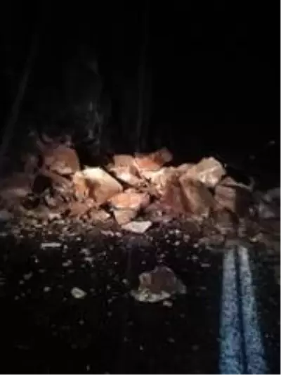 Şırnak'ta heyelan: Kaya parçalarının düştüğü yol trafiğe kapandı Şırnak'ta heyelan: Kaya parçalarının düştüğü yol trafiğe kapandı