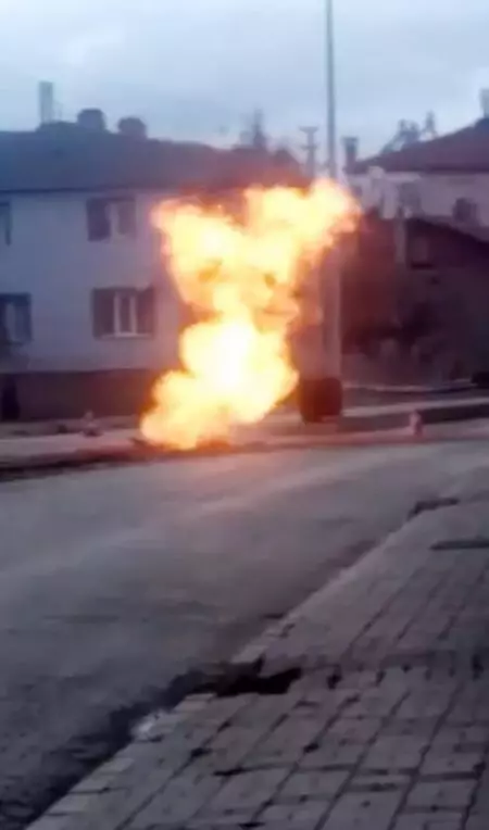 Şuhut'ta delinen borudan sızan doğal gaz alev aldı Şuhut'ta delinen borudan sızan doğal gaz alev aldı