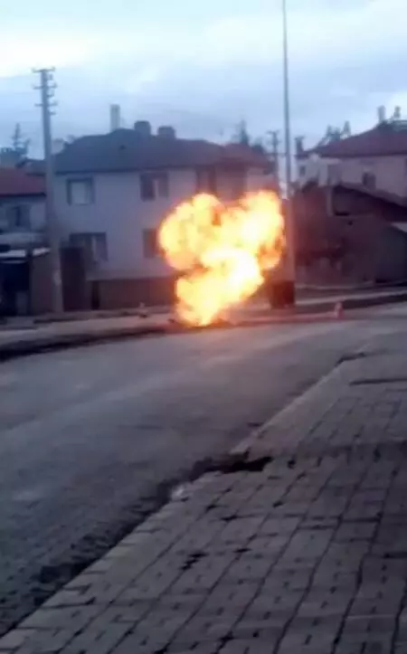 Şuhut'ta delinen borudan sızan doğal gaz alev aldı Şuhut'ta delinen borudan sızan doğal gaz alev aldı