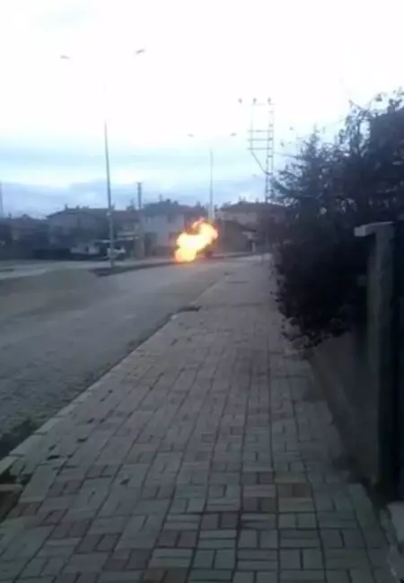 Şuhut'ta delinen borudan sızan doğal gaz alev aldı Şuhut'ta delinen borudan sızan doğal gaz alev aldı