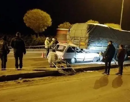 TIR'ın altına giren otomobilin sürücüsü öldü TIR'ın altına giren otomobilin sürücüsü öldü