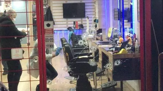 Tıraş olan husumetlisini öldürmek için berbere kurşun yağdırdı: 1 kişi yaralandı Tıraş olan husumetlisini öldürmek için berbere kurşun yağdırdı: 1 kişi yaralandı