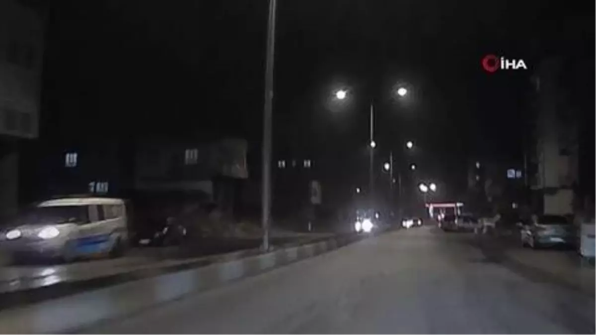 Yol kenarına dökülen kumu göremeyen sürücü otomobiliyle böyle takla attı