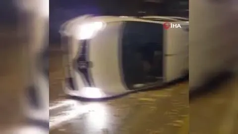 Yol kenarına dökülen kumu göremeyen sürücü otomobiliyle böyle takla attı