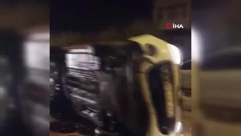 Yol kenarına dökülen kumu göremeyen sürücü otomobiliyle böyle takla attı