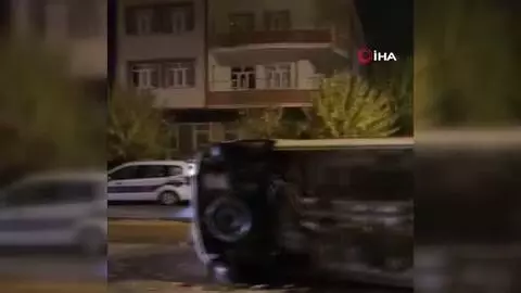 Yol kenarına dökülen kumu göremeyen sürücü otomobiliyle böyle takla attı