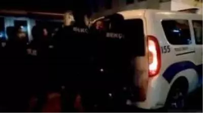 Son dakika! Yola tuvaletini yapıp esnafa rahatsızlık veren şahıs polise tekme savurdu Son dakika! Yola tuvaletini yapıp esnafa rahatsızlık veren şahıs polise tekme savurdu
