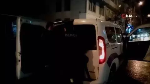 Son dakika! Yola tuvaletini yapıp esnafa rahatsızlık veren şahıs polise tekme savurdu Son dakika! Yola tuvaletini yapıp esnafa rahatsızlık veren şahıs polise tekme savurdu