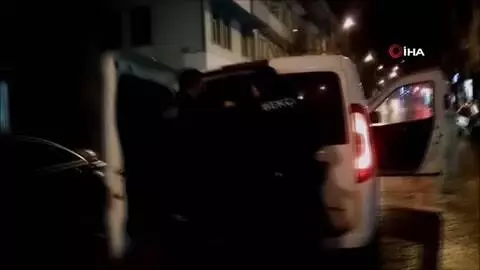 Son dakika! Yola tuvaletini yapıp esnafa rahatsızlık veren şahıs polise tekme savurdu Son dakika! Yola tuvaletini yapıp esnafa rahatsızlık veren şahıs polise tekme savurdu