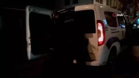 Son dakika! Yola tuvaletini yapıp esnafa rahatsızlık veren şahıs polise tekme savurdu Son dakika! Yola tuvaletini yapıp esnafa rahatsızlık veren şahıs polise tekme savurdu