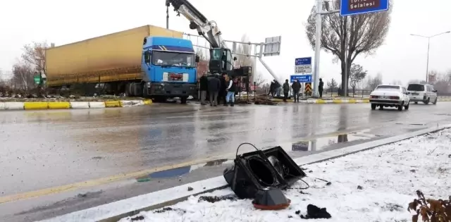 Son dakika haberi! - Yoldaki buzlanma trafik kazasına neden oldu