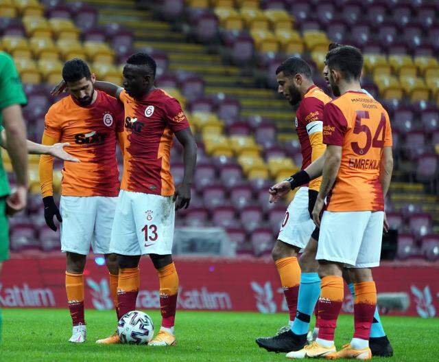 Younes Belhanda ve Emre Akbaba, Darıca maçında frikik gerginliği yaşadı