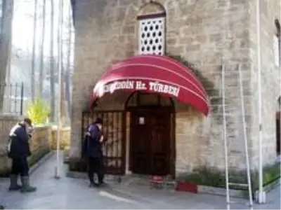 Akşemseddin Türbesi'nde tepki çeken Fransız tipi tente kaldırıldı Akşemseddin Türbesi'nde tepki çeken Fransız tipi tente kaldırıldı