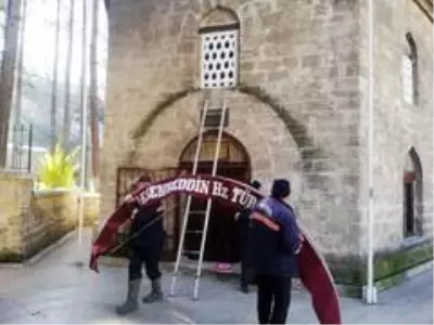 Akşemseddin Türbesi'nde tepki çeken Fransız tipi tente kaldırıldı Akşemseddin Türbesi'nde tepki çeken Fransız tipi tente kaldırıldı